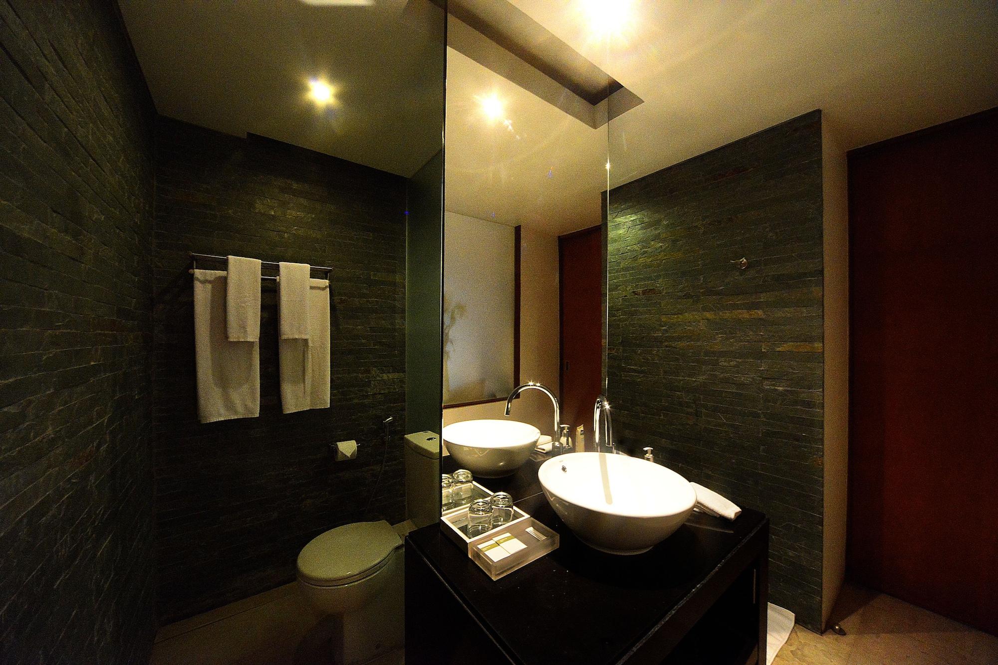 The Quay Boutique Hotel Phnom Penh Exterior photo