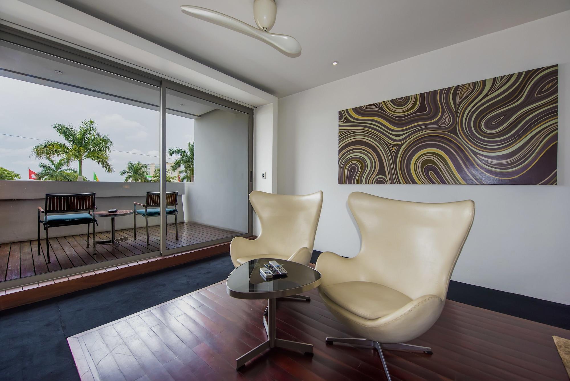 The Quay Boutique Hotel Phnom Penh Exterior photo