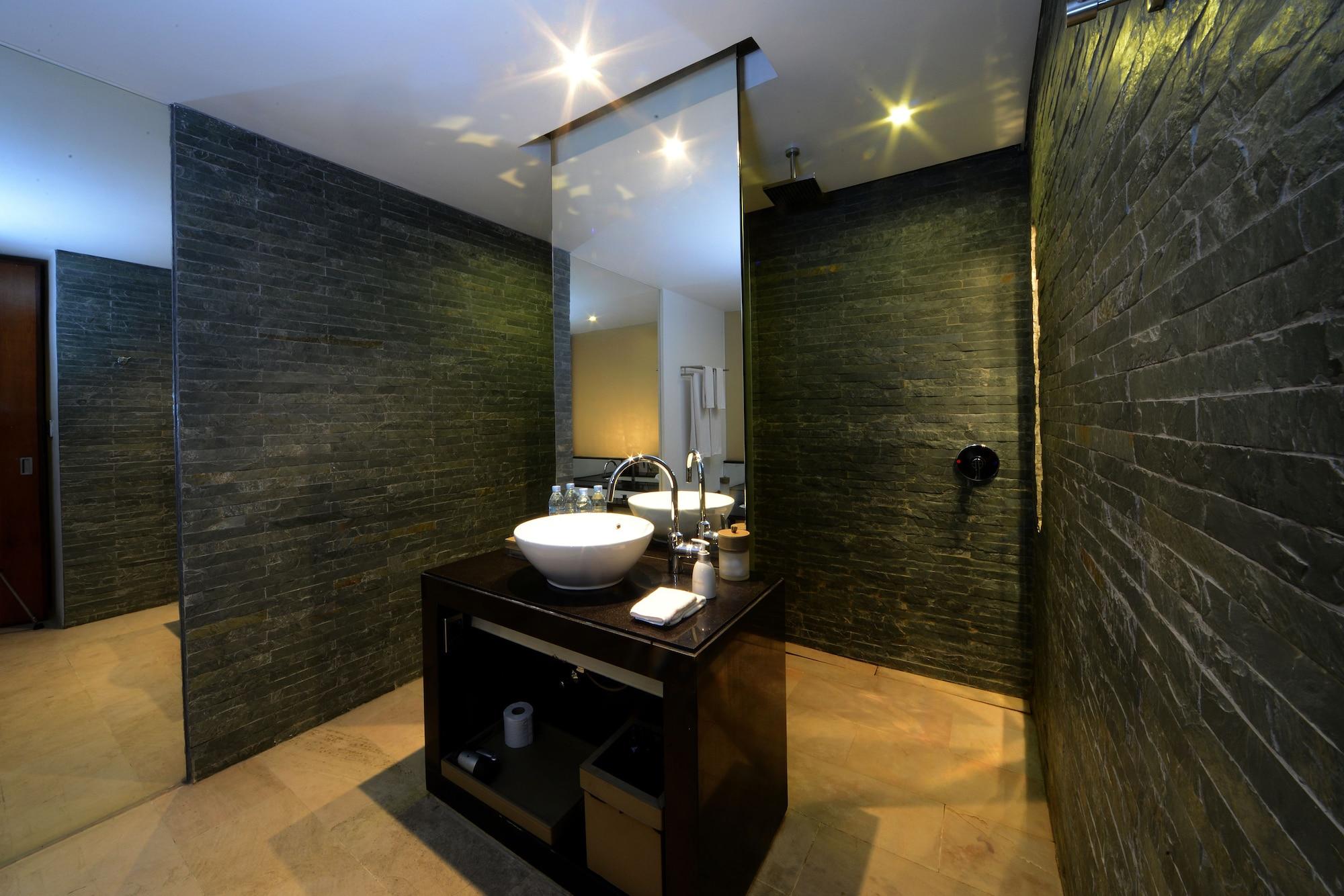 The Quay Boutique Hotel Phnom Penh Exterior photo
