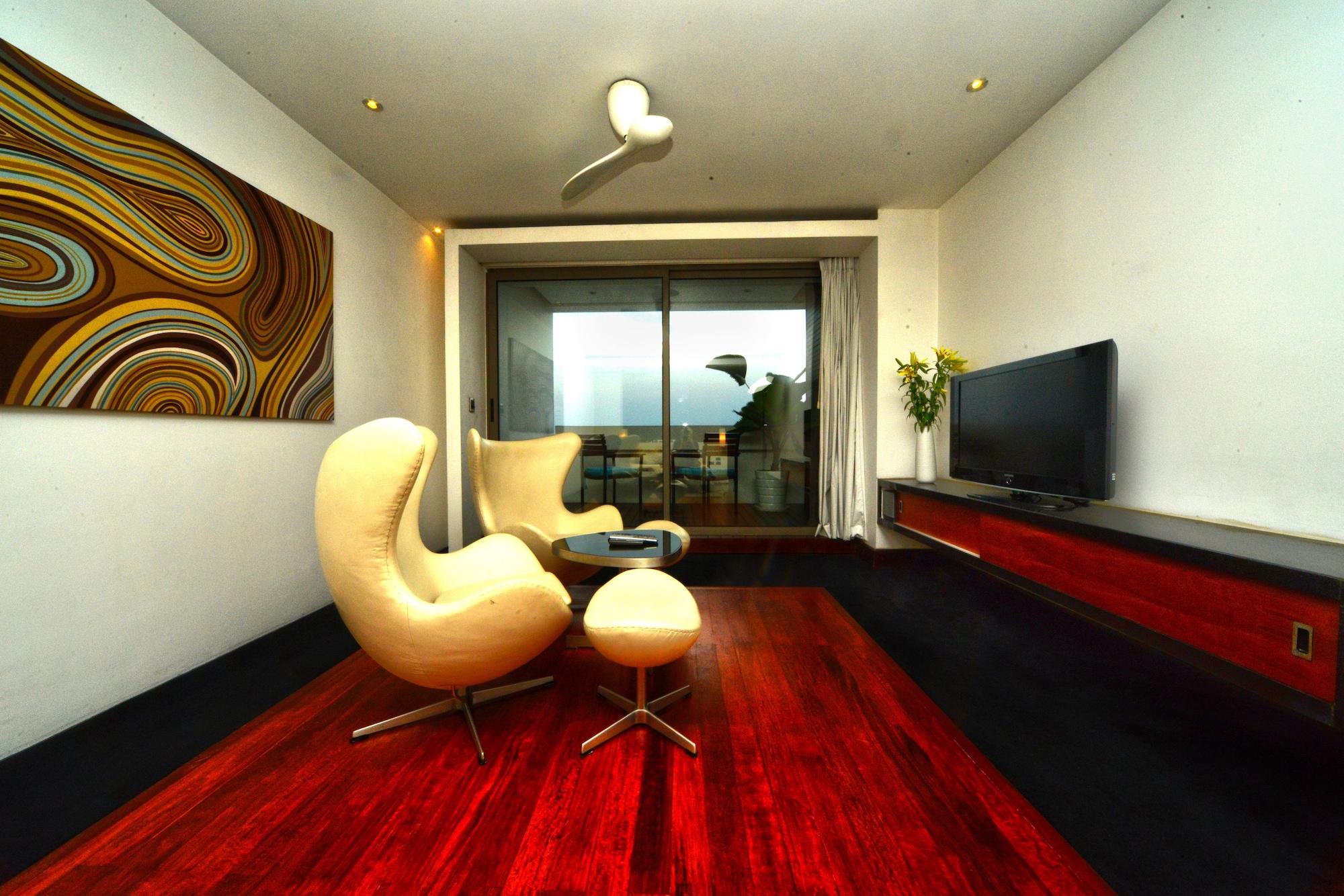 The Quay Boutique Hotel Phnom Penh Exterior photo