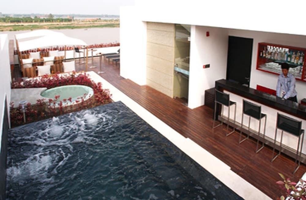 The Quay Boutique Hotel Phnom Penh Exterior photo