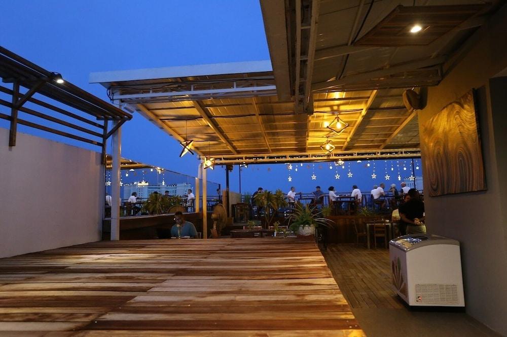 The Quay Boutique Hotel Phnom Penh Exterior photo