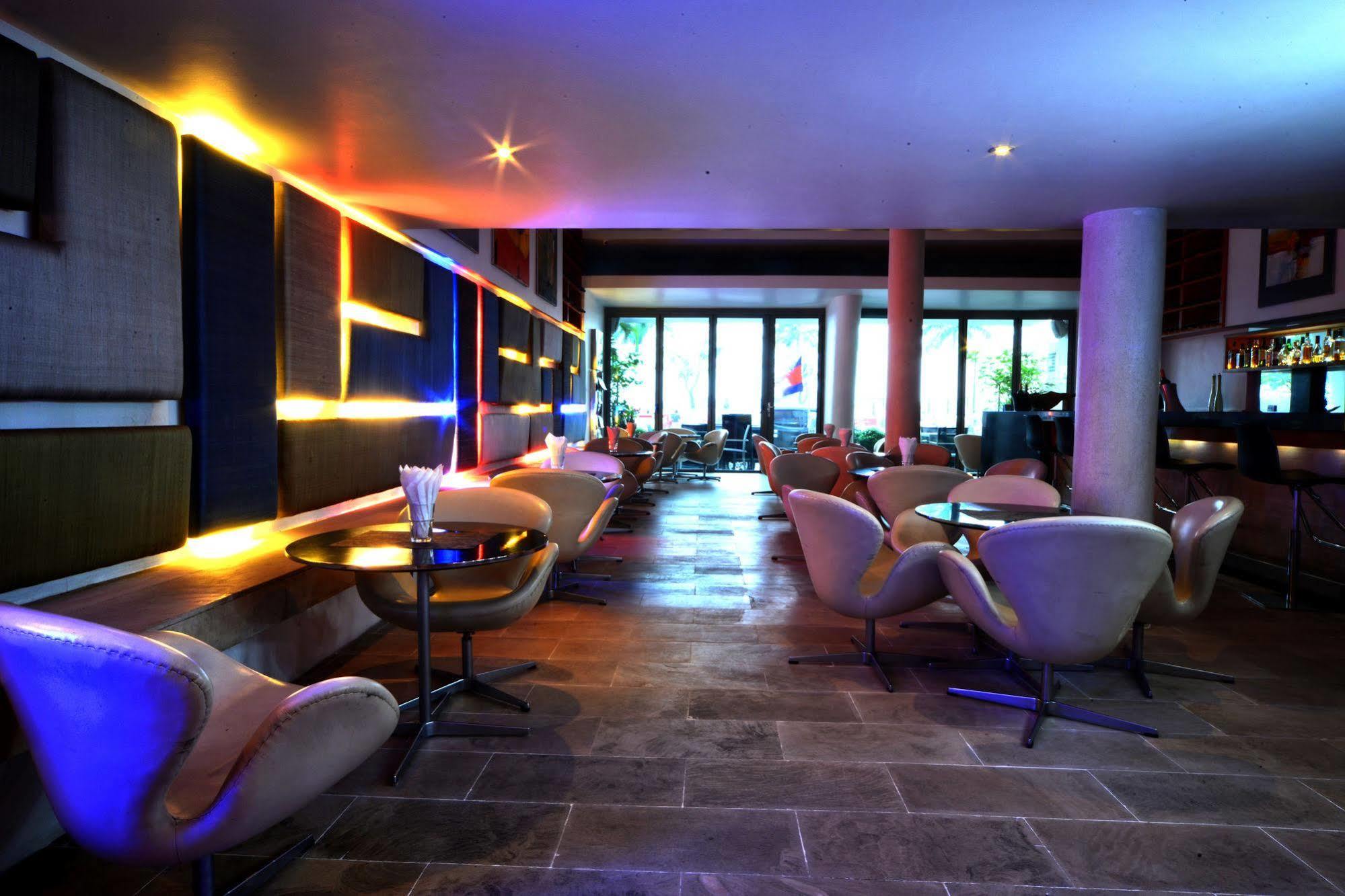 The Quay Boutique Hotel Phnom Penh Exterior photo