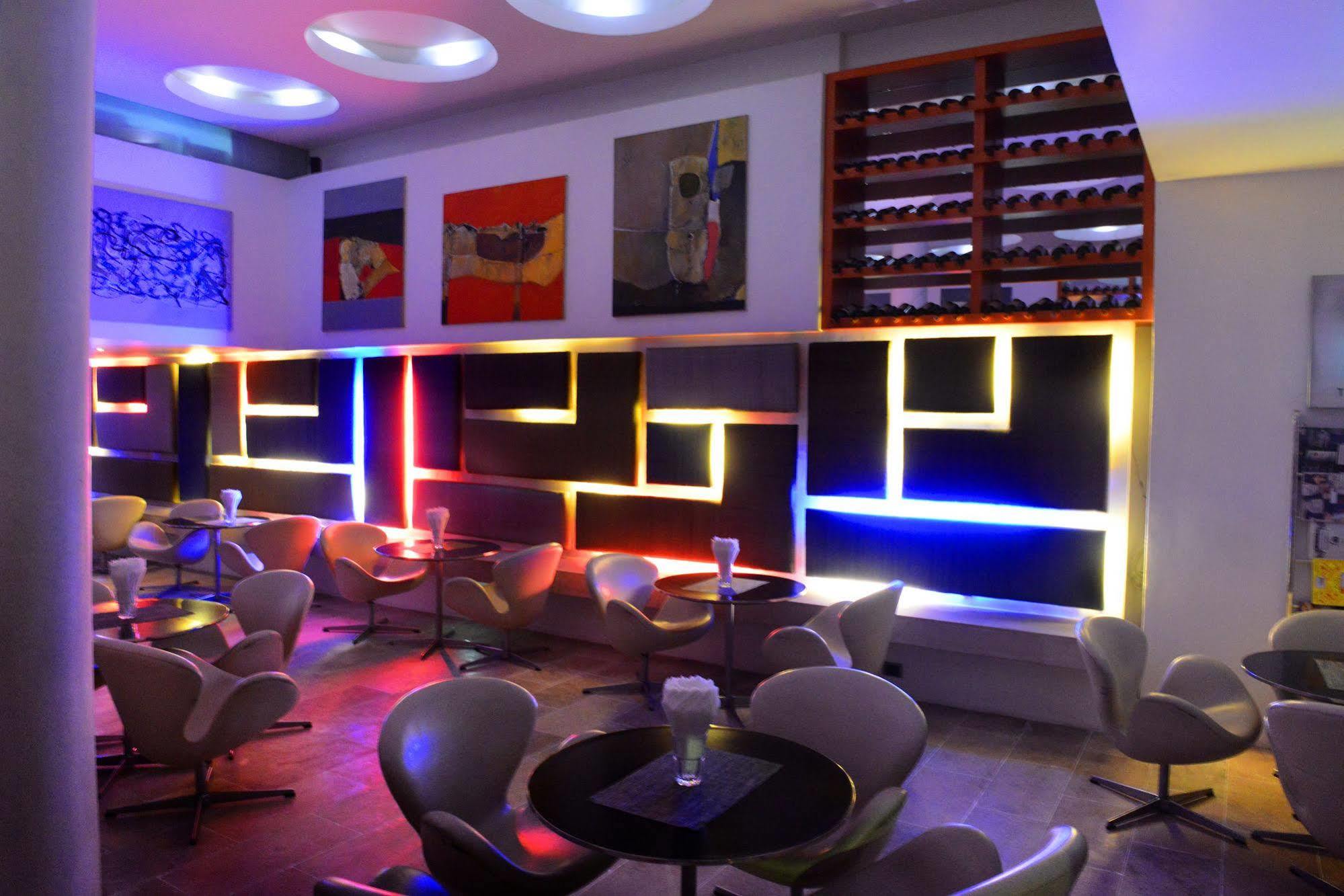 The Quay Boutique Hotel Phnom Penh Exterior photo